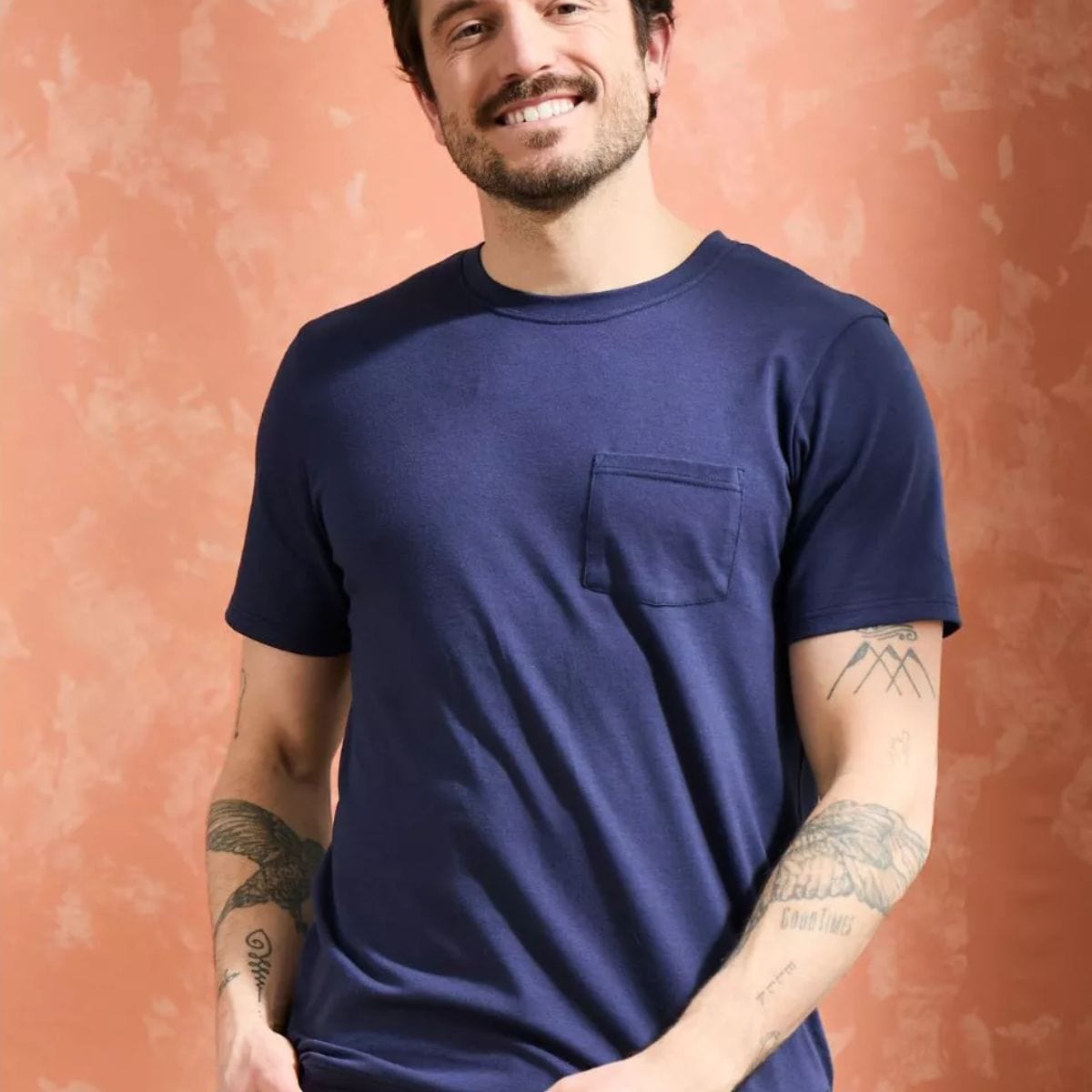 t-shirt homme marine à col rond et poche