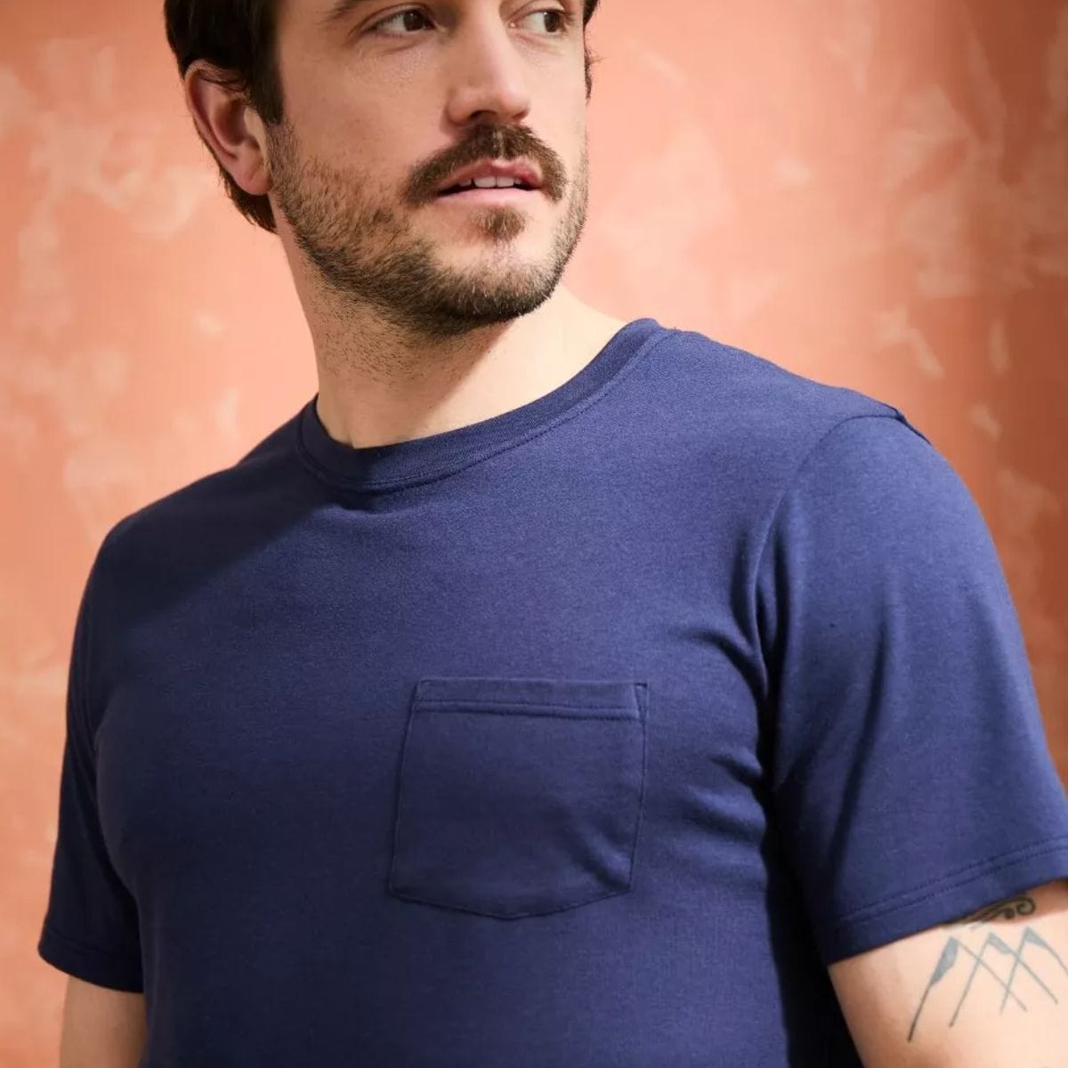 t-shirt homme marine à col rond et poche