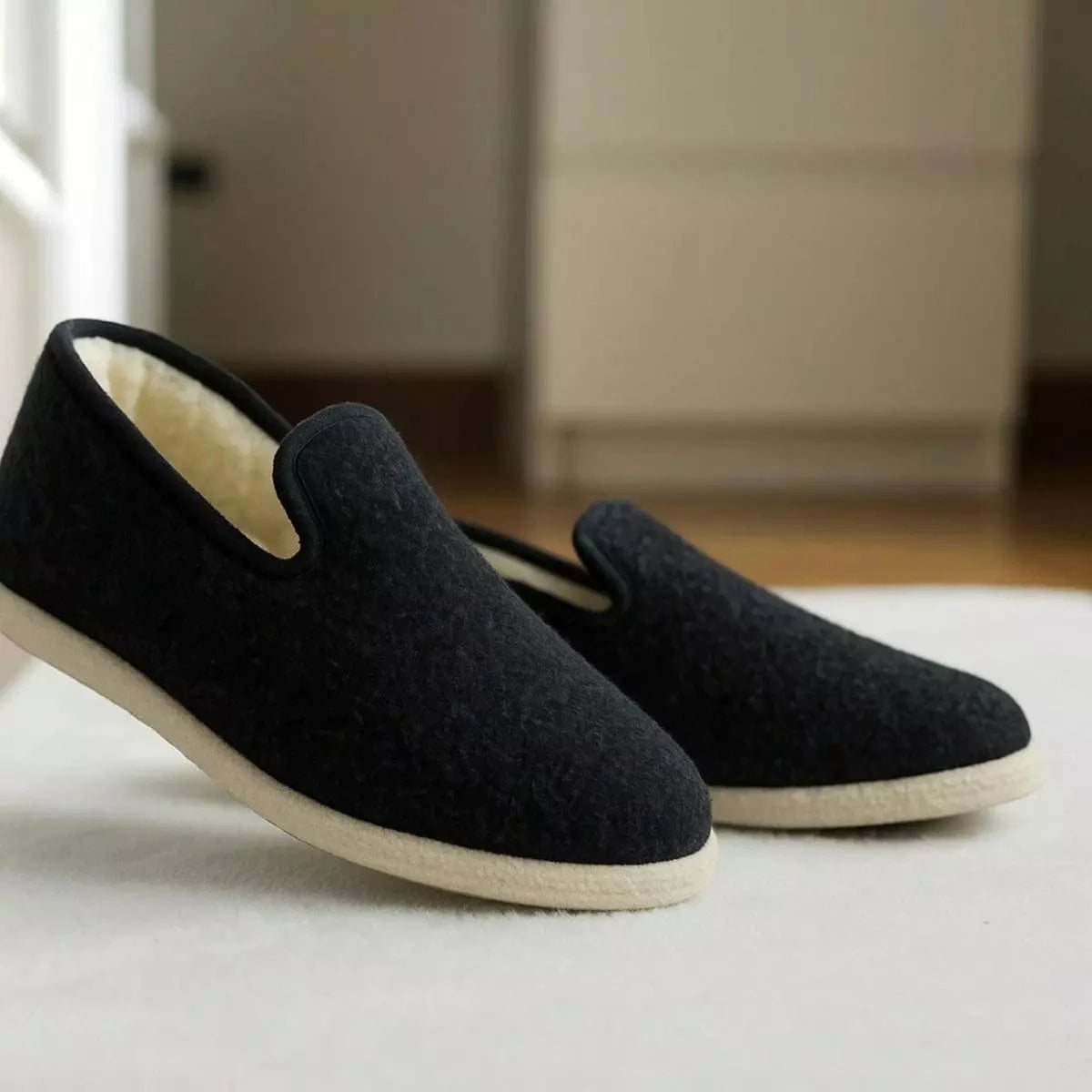 Charentaise noire avec semelle blanche