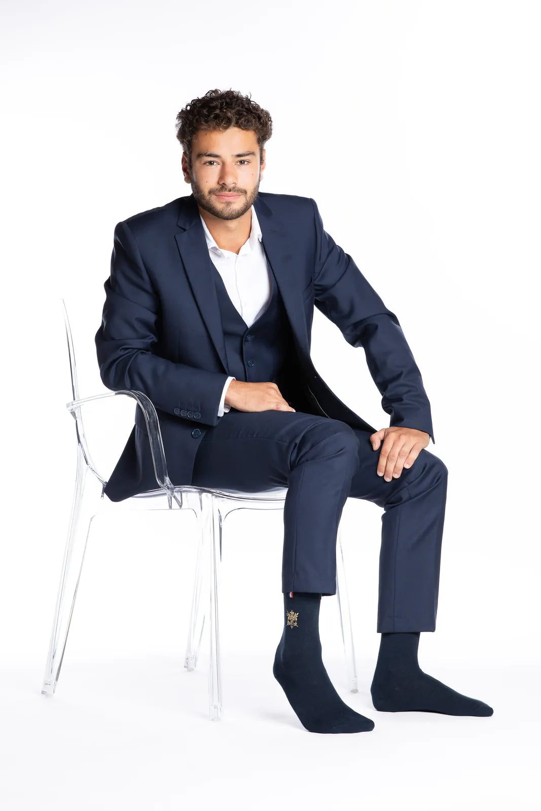 Homme en costume trois-pièces portant les chaussettes brodées Élysée