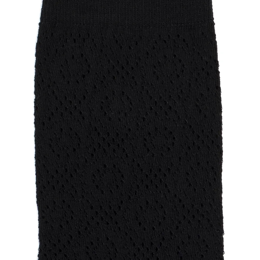Détail de la maille ajourée effet dentelle des chaussettes noires