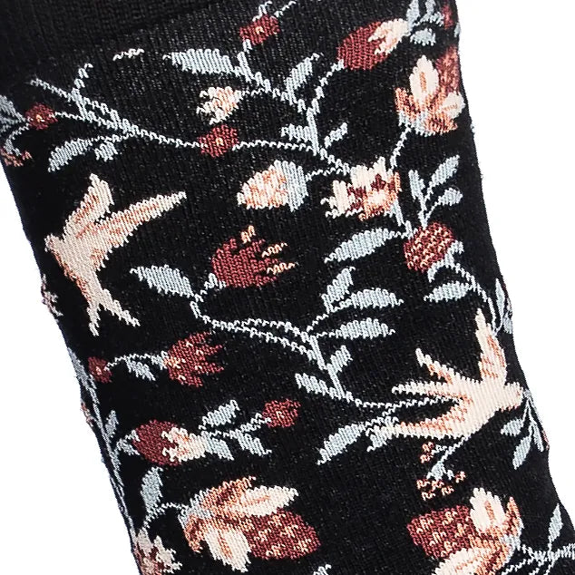 Détail du motif fleurs et oiseaux inspiré des tapisseries d'Aubusson sur fond noir