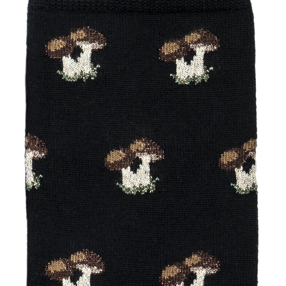 Détail des cèpes au fil pailleté sur la maille de laine noire