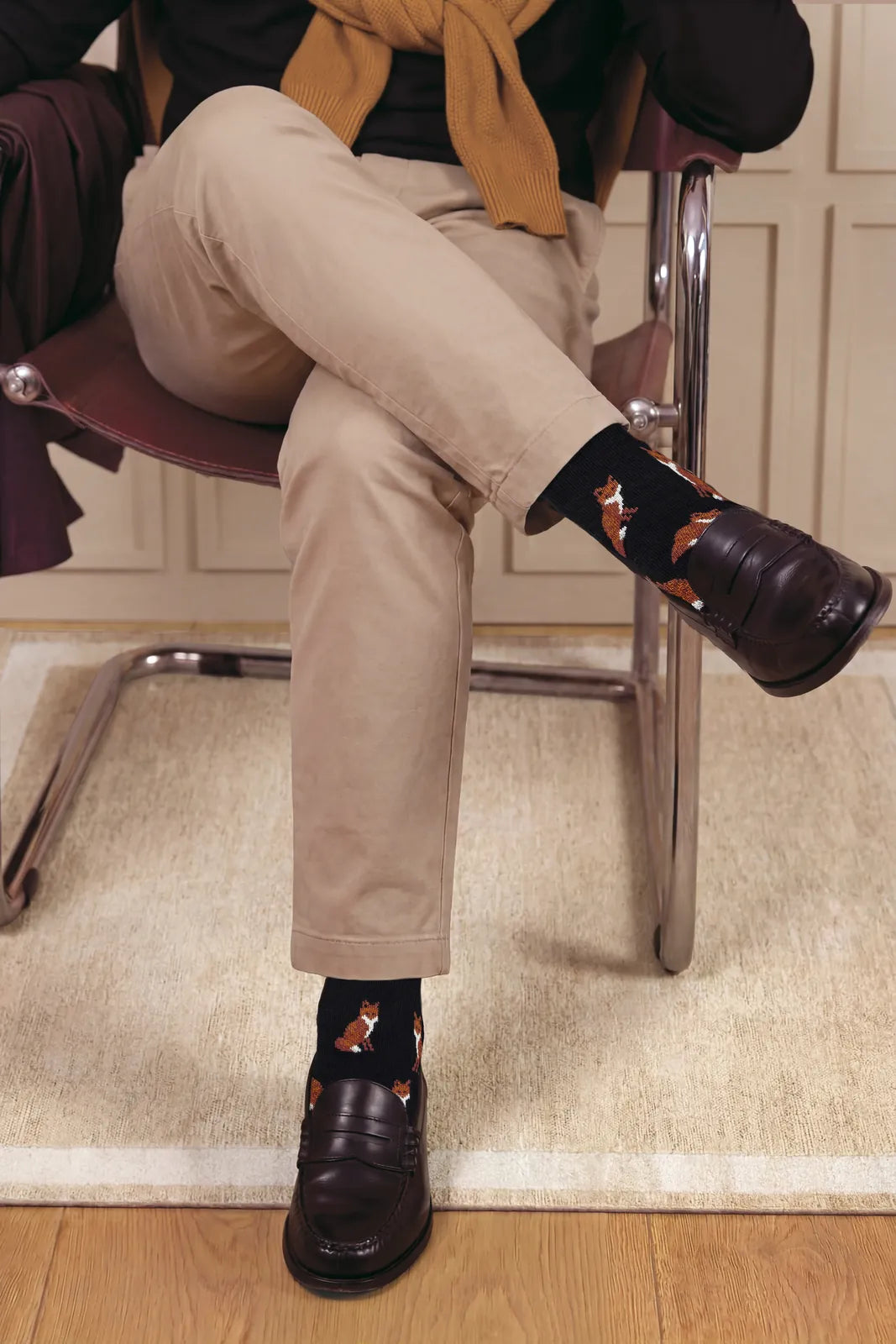 Homme en chino beige et mocassins portant les chaussettes Les Renards noires