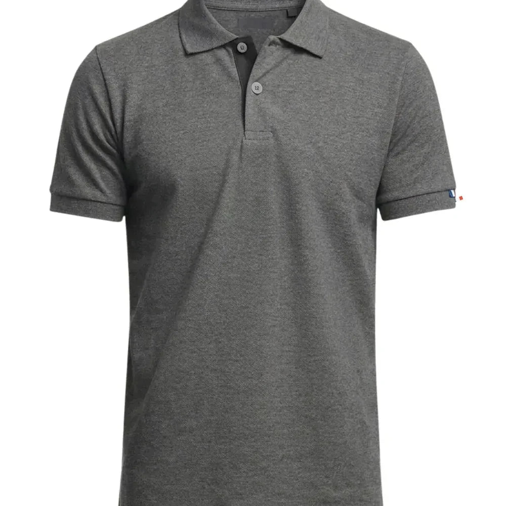 Polo homme gris anthracite en coton bio, maille piquée, drapeau tricolore sur la manche