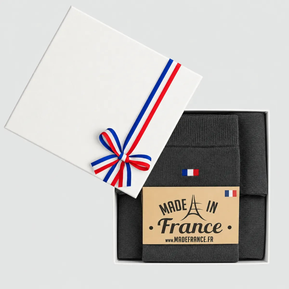 Coffret cadeau ouvert avec 3 paires de chaussettes homme gris anthracite, bandeau Made in France et ruban tricolore