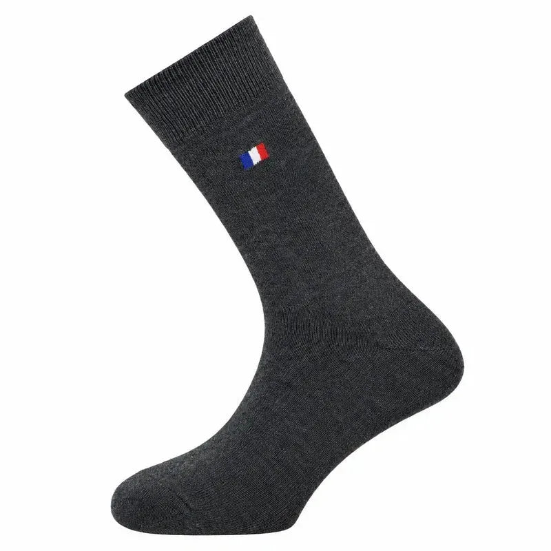 Chaussette homme gris anthracite vue de profil, petit drapeau tricolore sur la tige