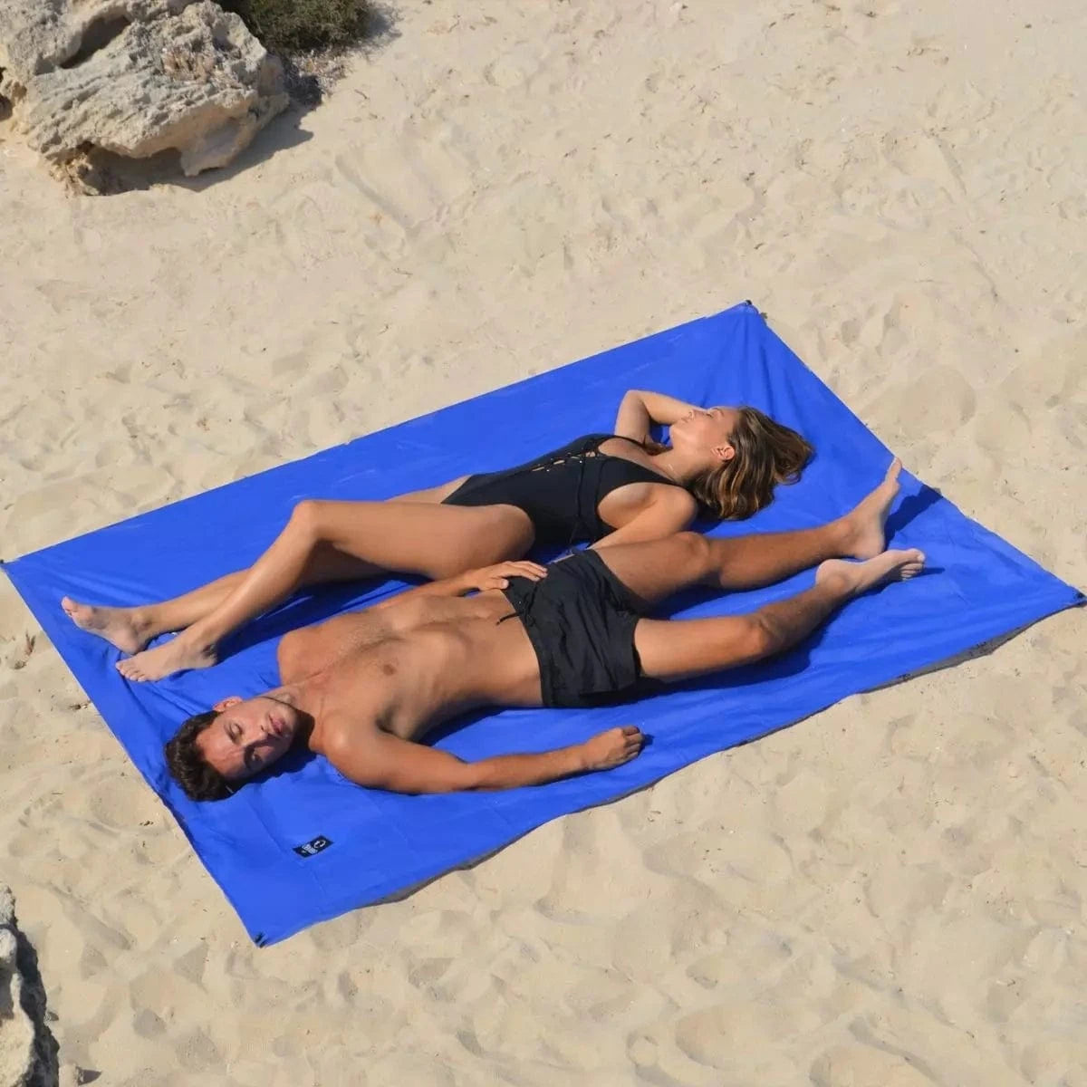 Drap de plage bleu pour deux personnes