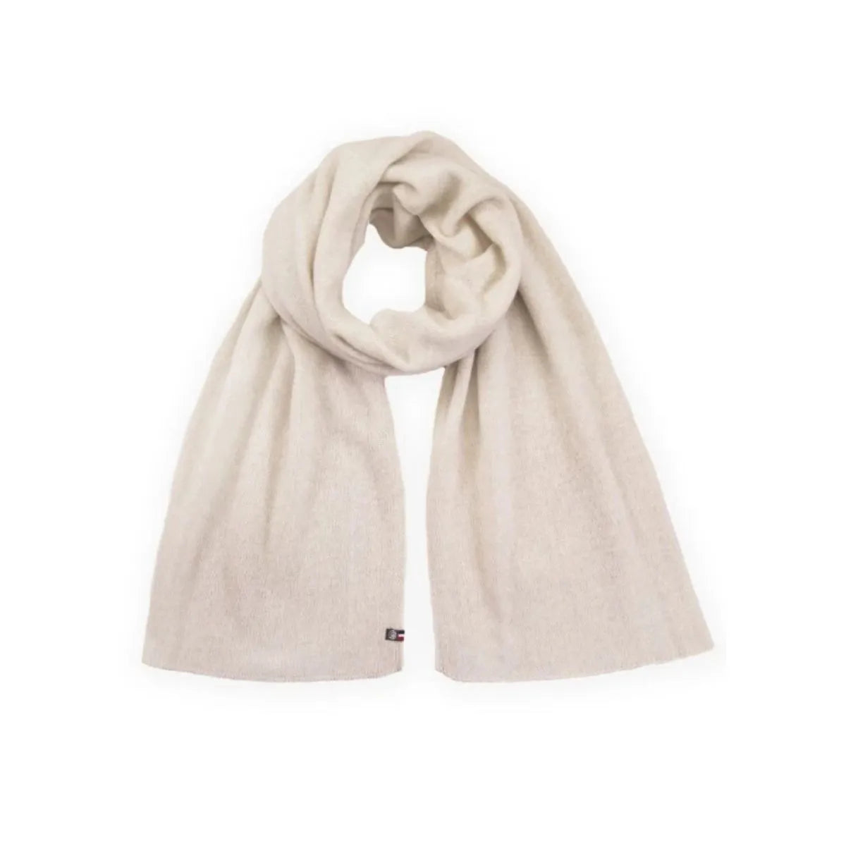 Écharpe en cachemire écru pour femme, pliée et drapée sur fond blanc