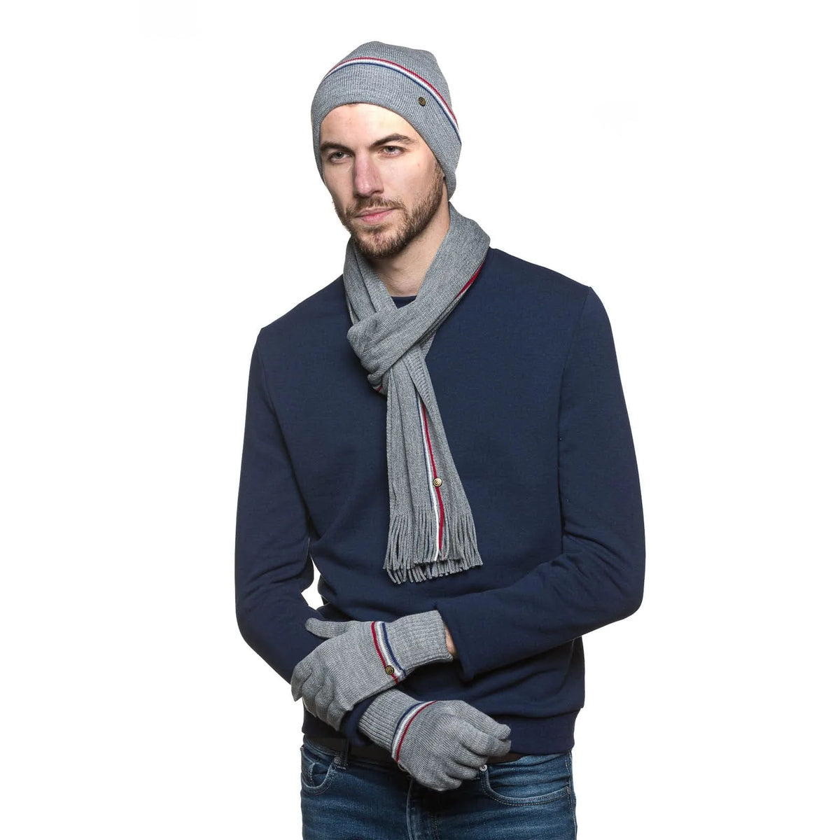Homme portant les gants d'hiver gris à liseré tricolore avec le bonnet et l'écharpe à franges assortis