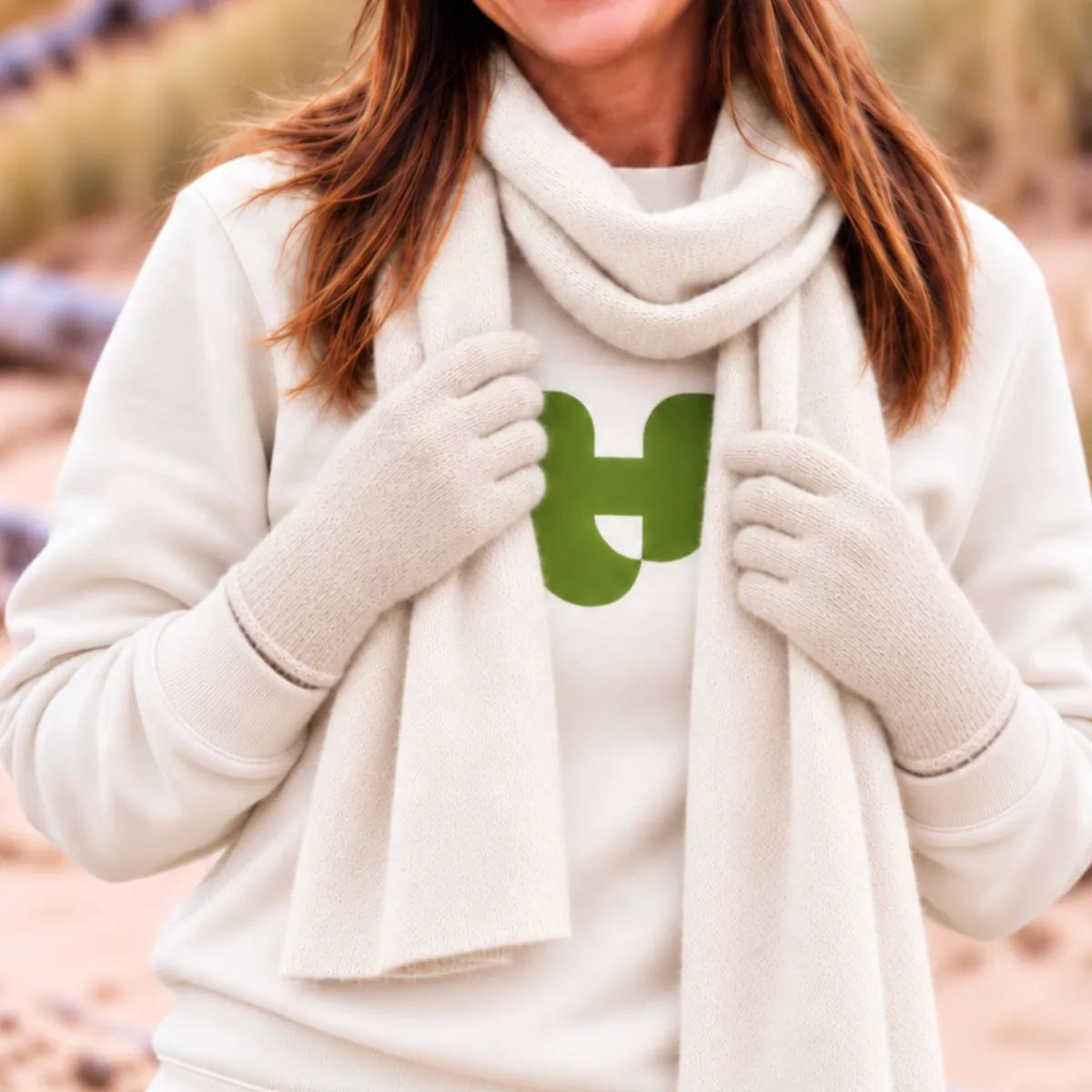 Gants tactiles en cachemire blanc cassé portés avec l'écharpe assortie, sur un sweat écru