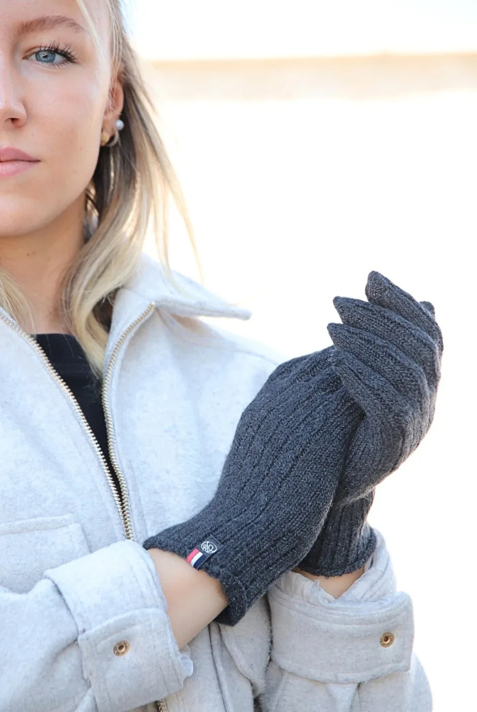 Gants torsadés anthracite en laine mérinos portés par une femme, poignet côtelé à bord roulé
