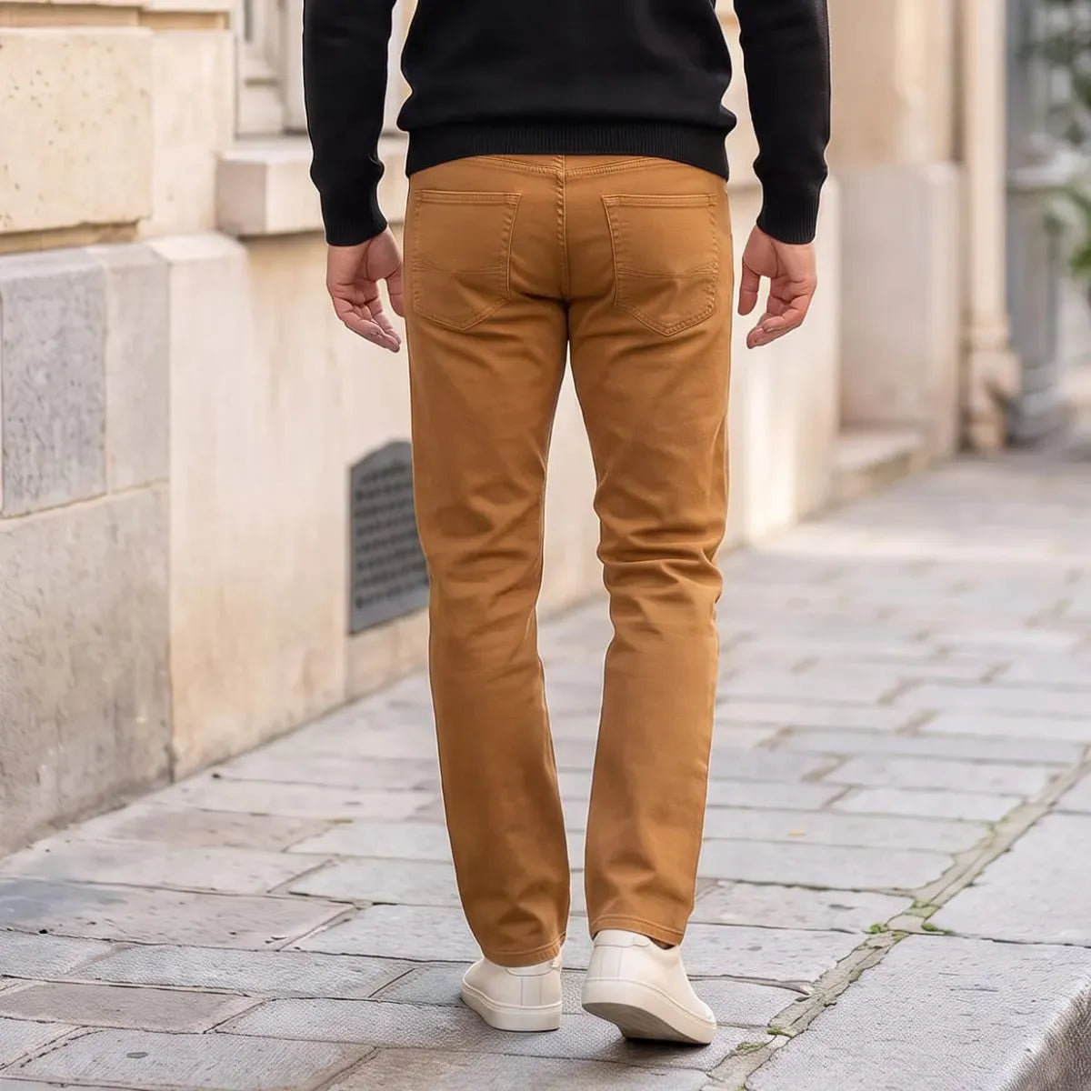 Jean marron homme coupe droite porté, vue de dos