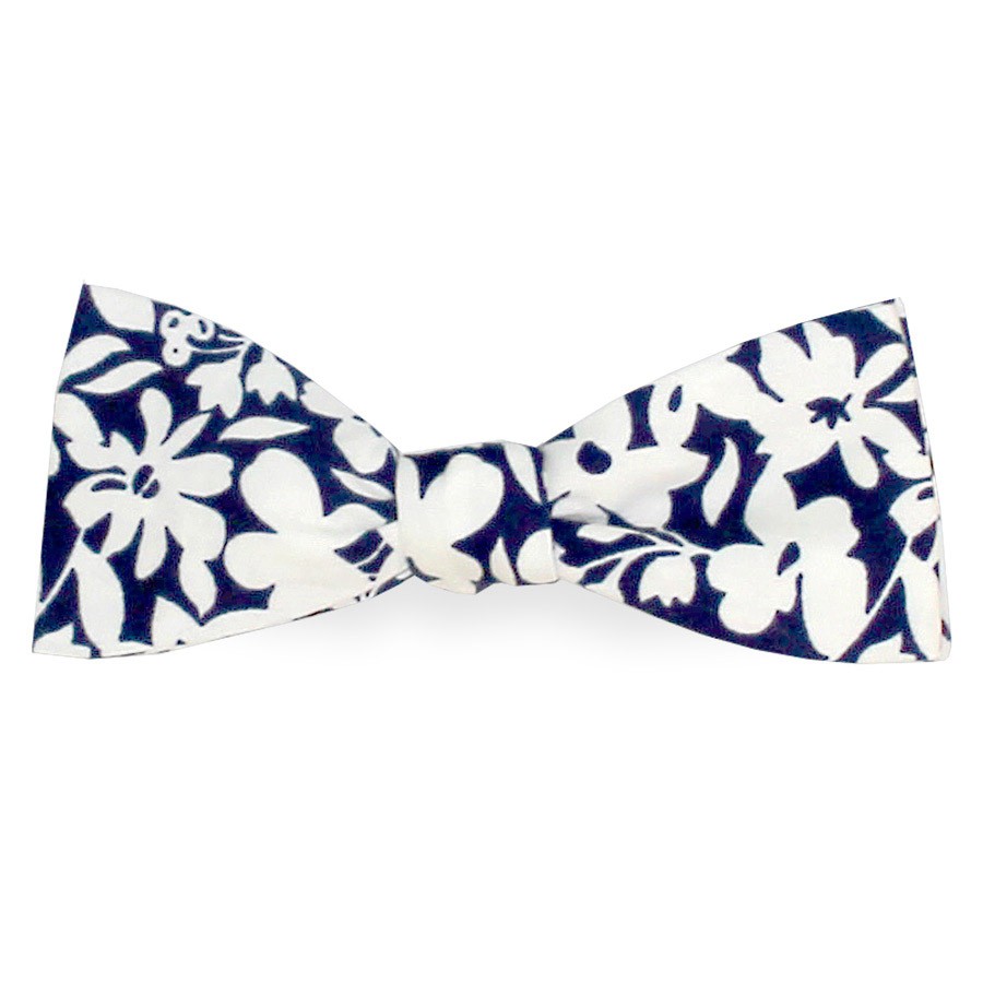Noeud papillon bleu nuit fleuri lys