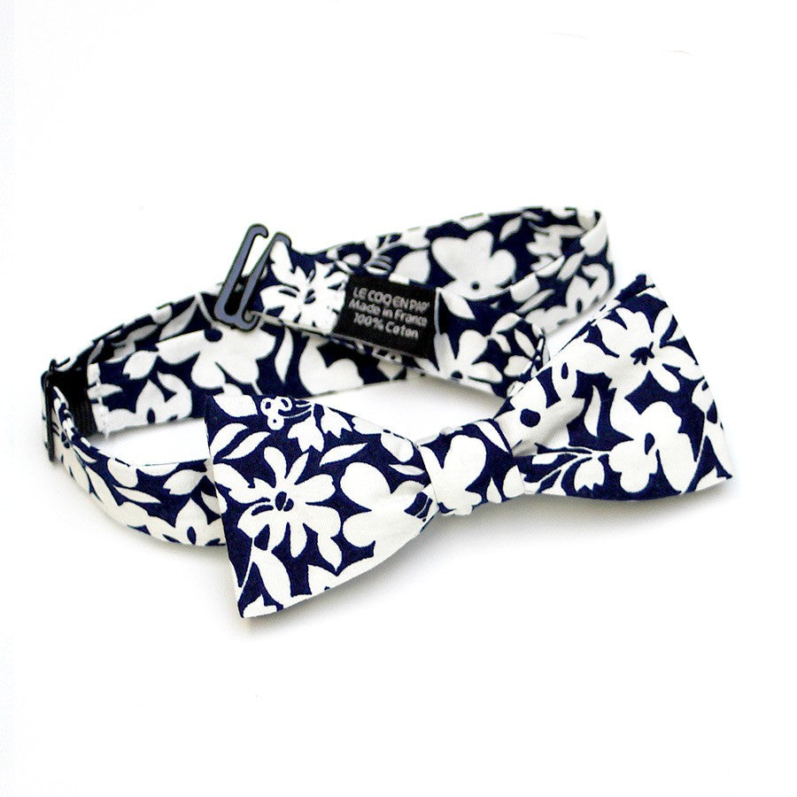 Noeud papillon bleu nuit fleuri lys