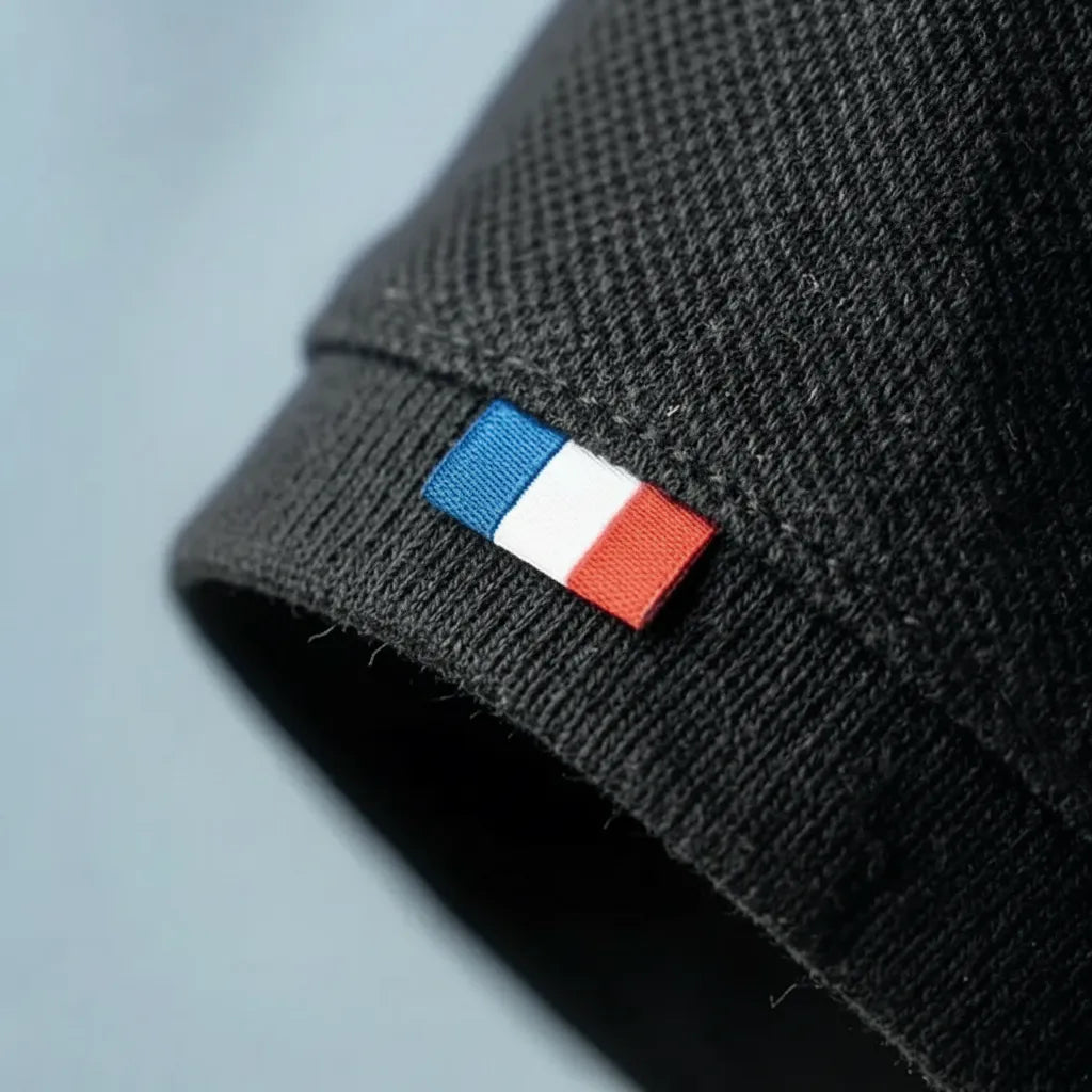 polo homme noir vue de face avec deux boutons et bords cote au manche