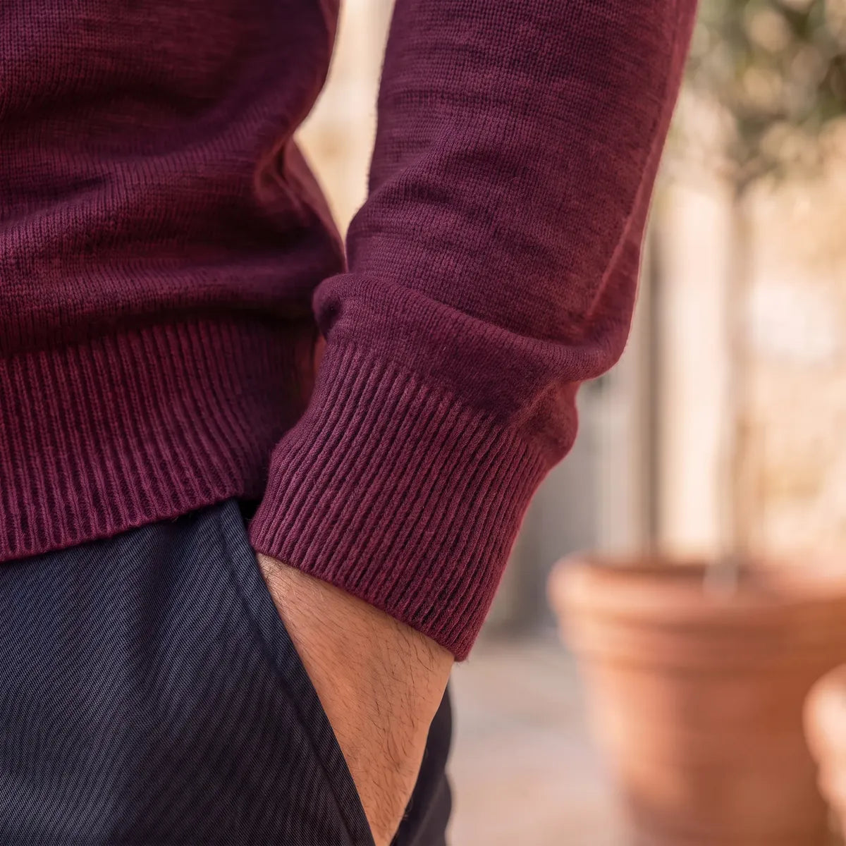 Poignet et bas du pull bordeaux en laine mérinos, finitions en bord côte fin