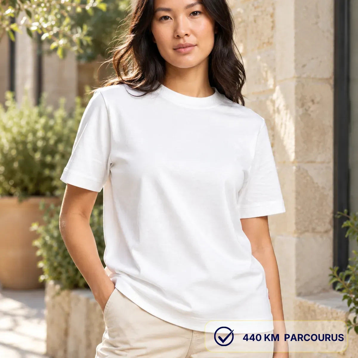 Femme portant le t-shirt blanc épais en interlock coton bio, coupe relax, avec un pantalon beige