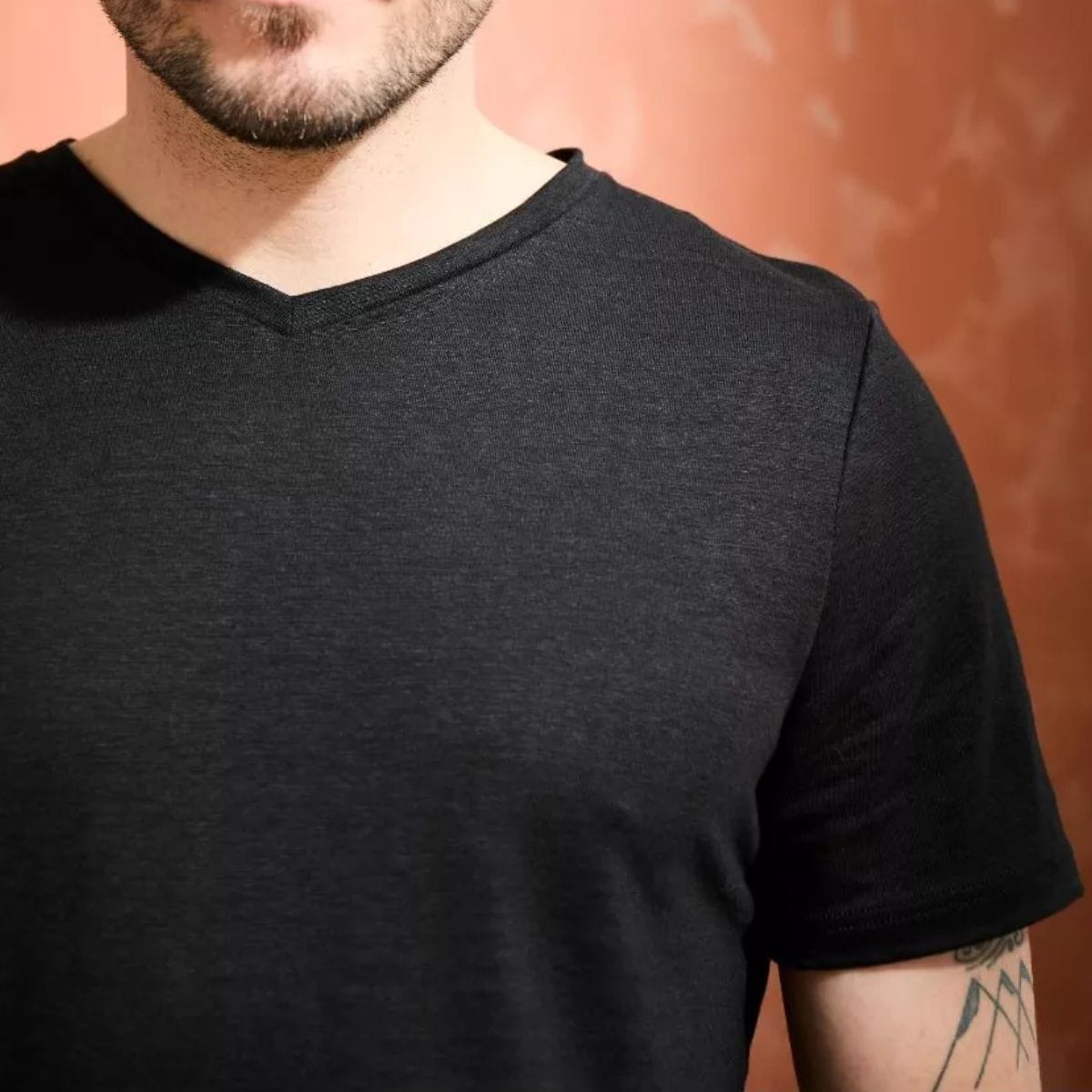 T-shirt en lin homme Col V Noir