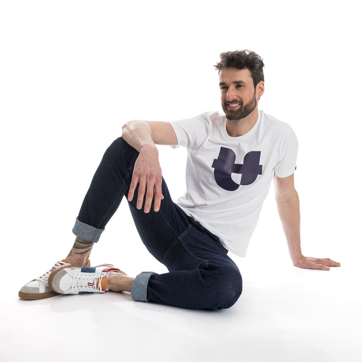 T-shirt blanc homme en coton bio avec un col rond