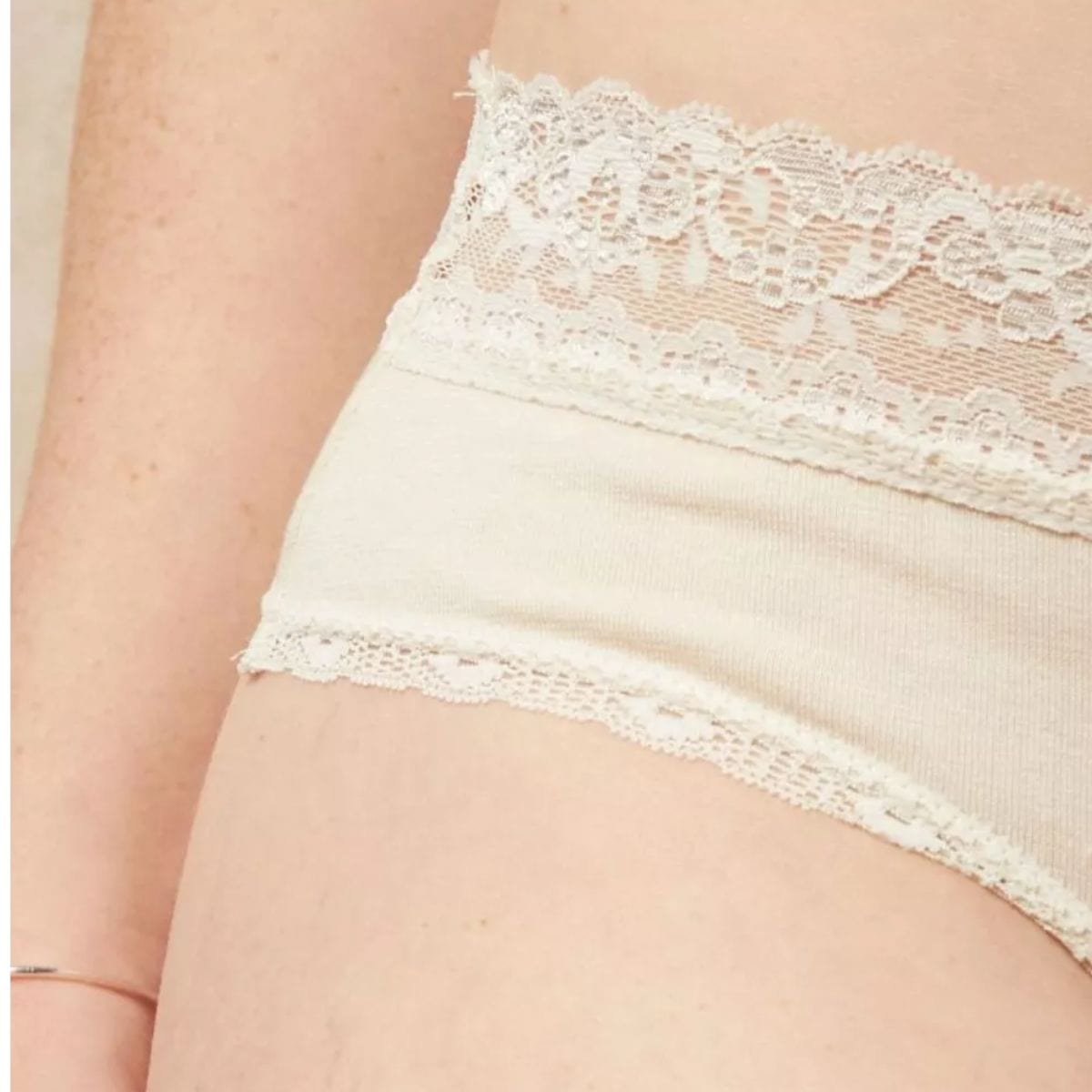 Tanga dentelle écru