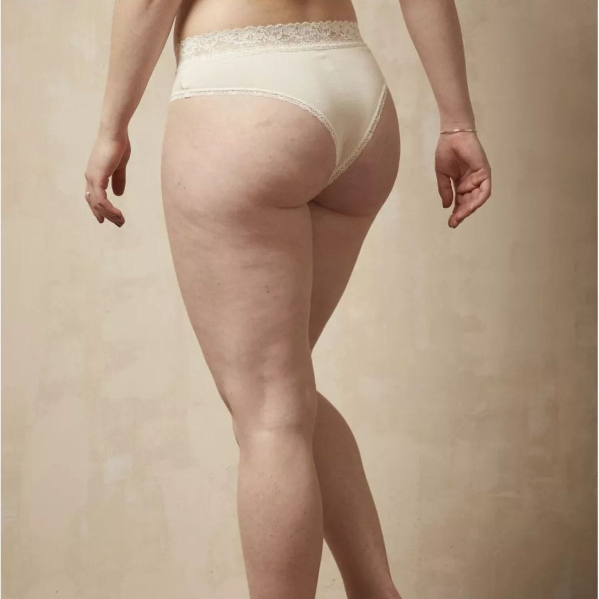 Tanga dentelle écru