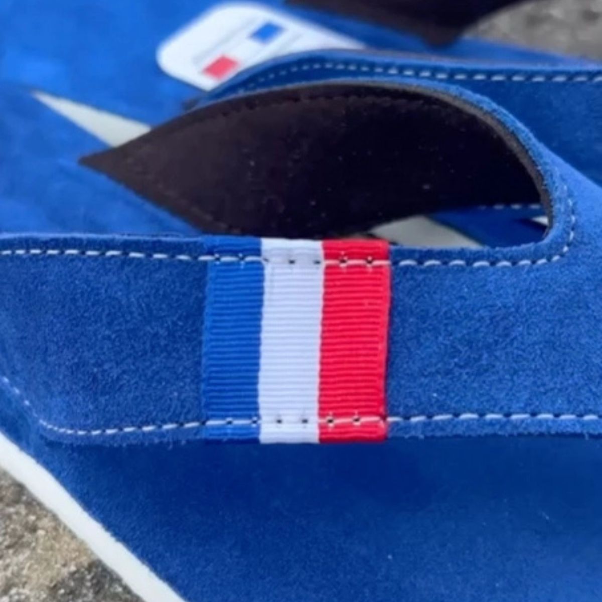 Tong en cuir bleu