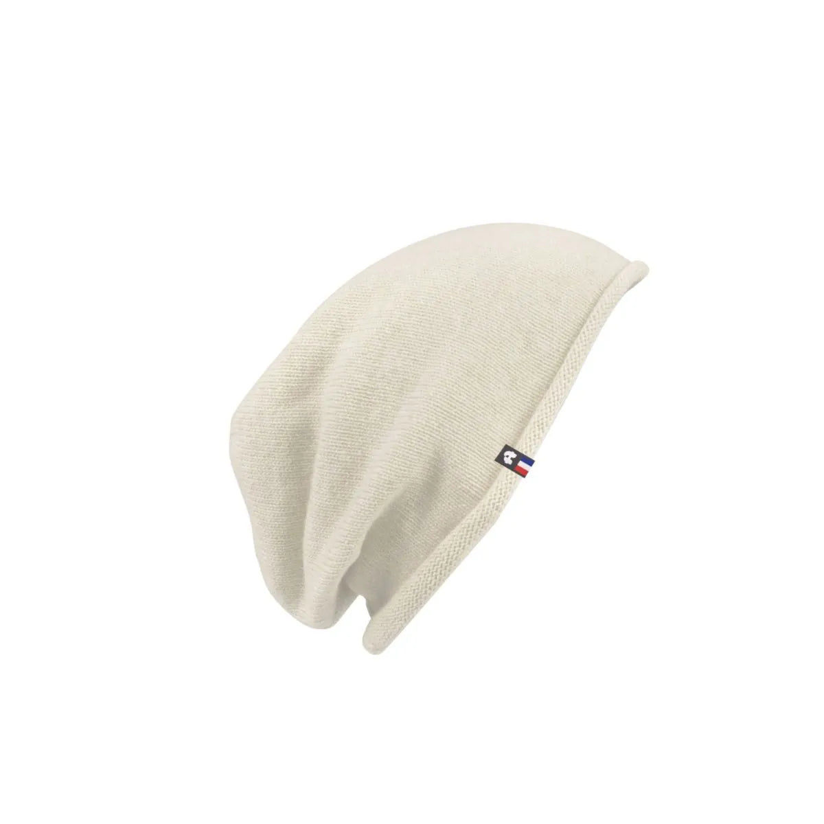 Bonnet en cachemire blanc cassé pour femme, à bord roulotté et étiquette tricolore, posé à plat