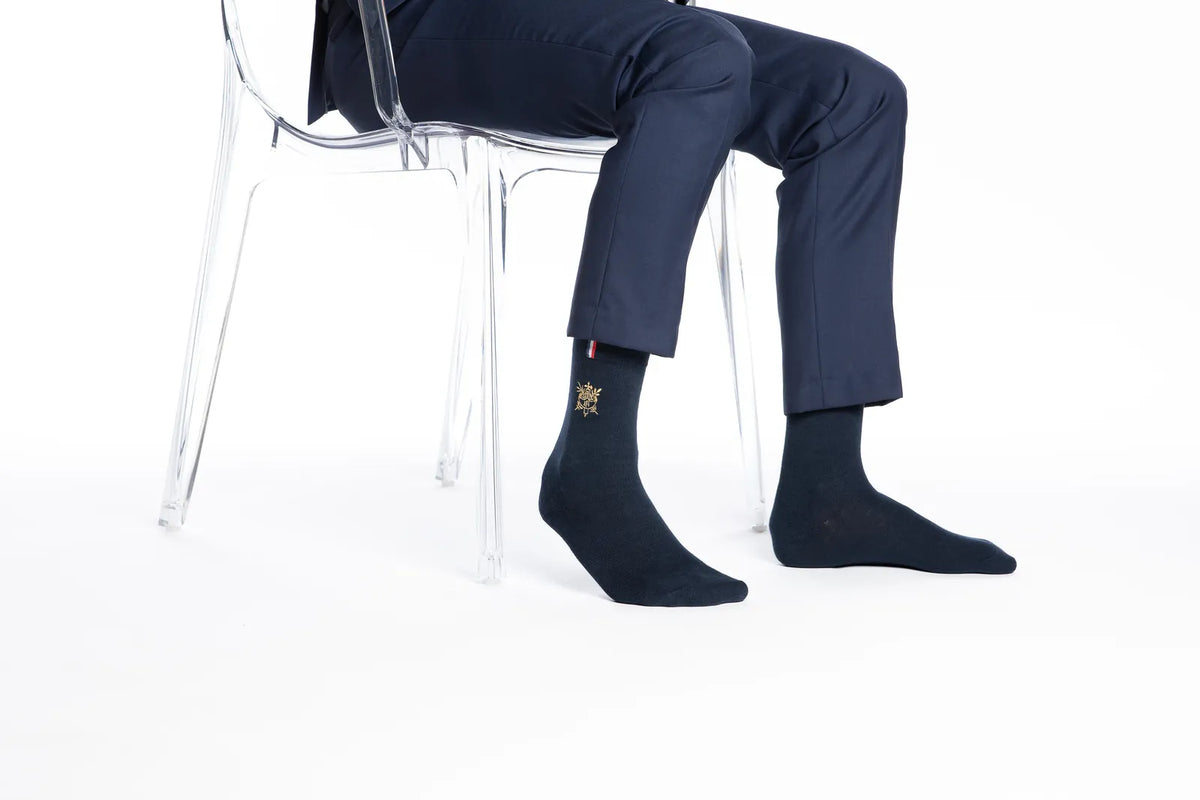 Chaussettes Élysée bleu marine portées avec un costume, vue de côté
