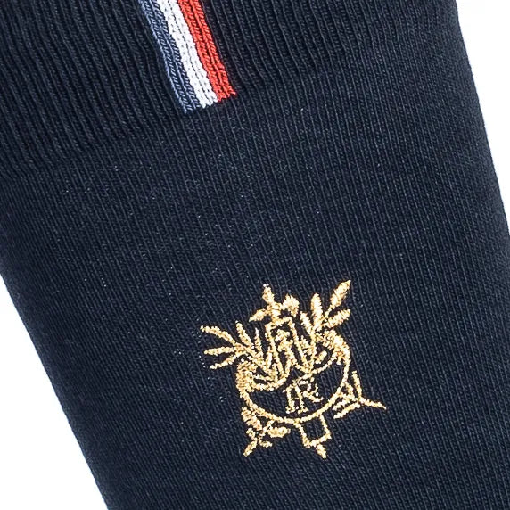 Détail de la broderie dorée et du ruban tricolore des chaussettes Élysée