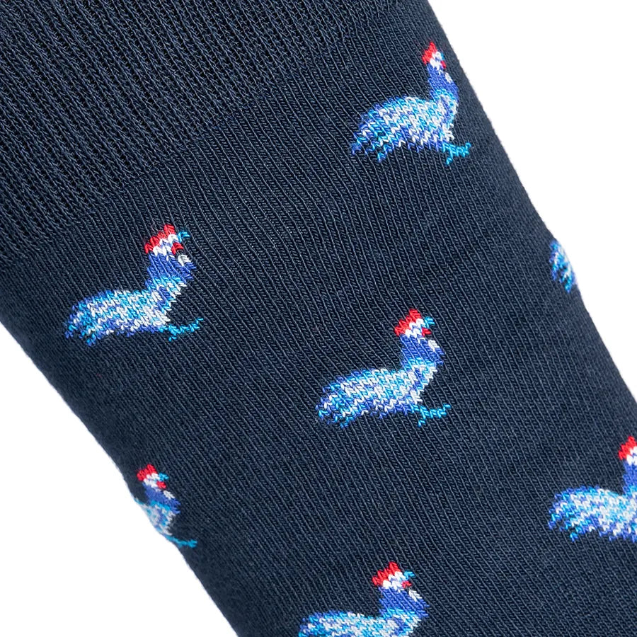 Détail des coqs bleu, blanc, rouge tricotés sur fond marine
