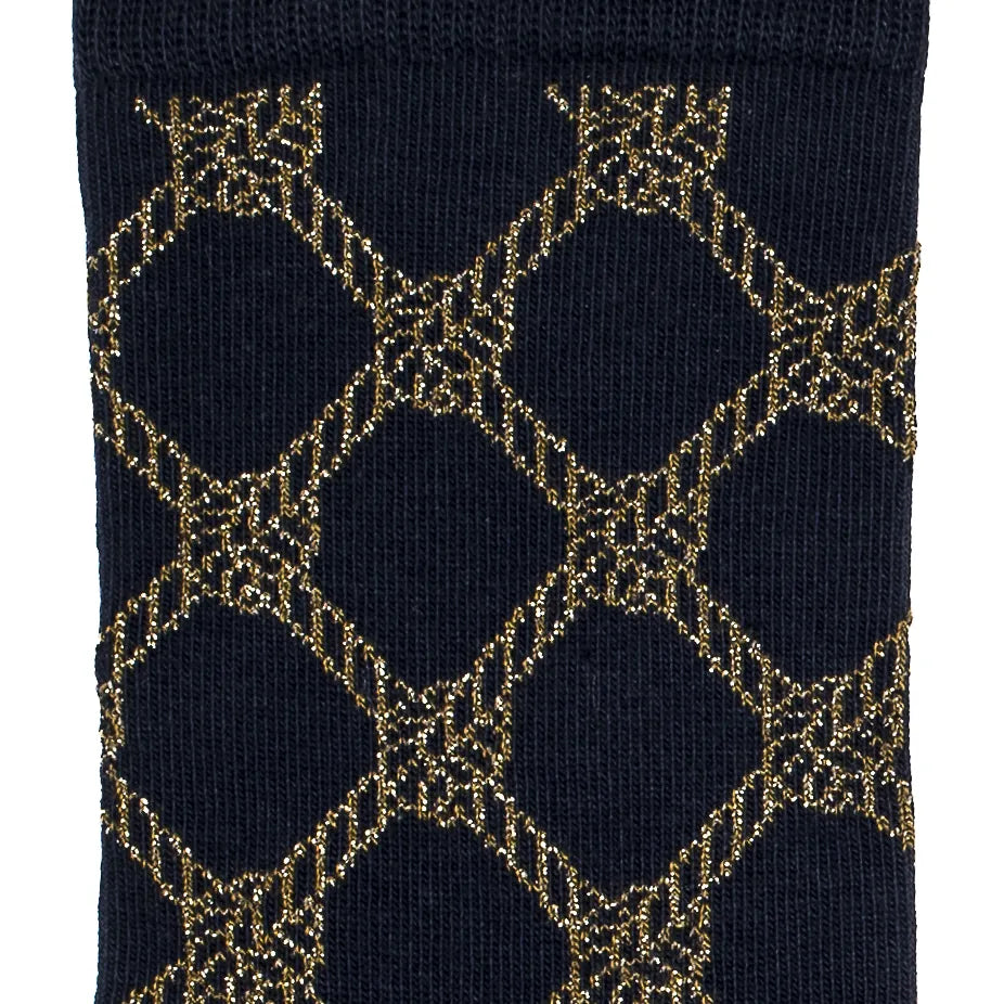 Détail des cordages au fil doré métallisé sur fond bleu marine