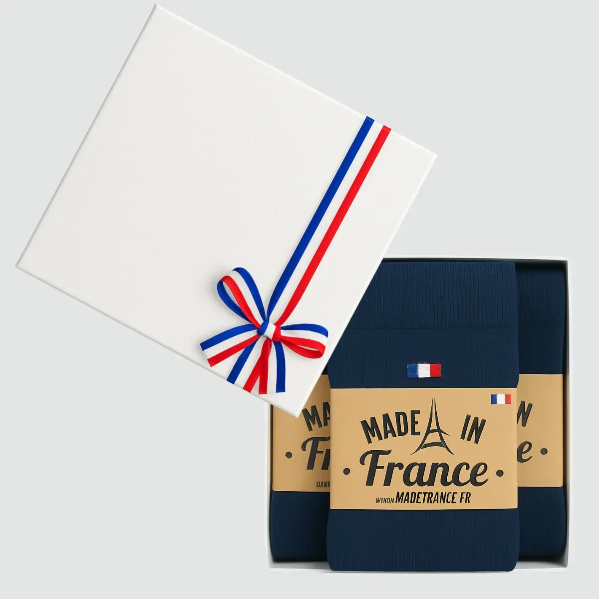 Coffret cadeau ouvert avec 3 paires de chaussettes homme bleu marine, bandeau Made in France et ruban tricolore