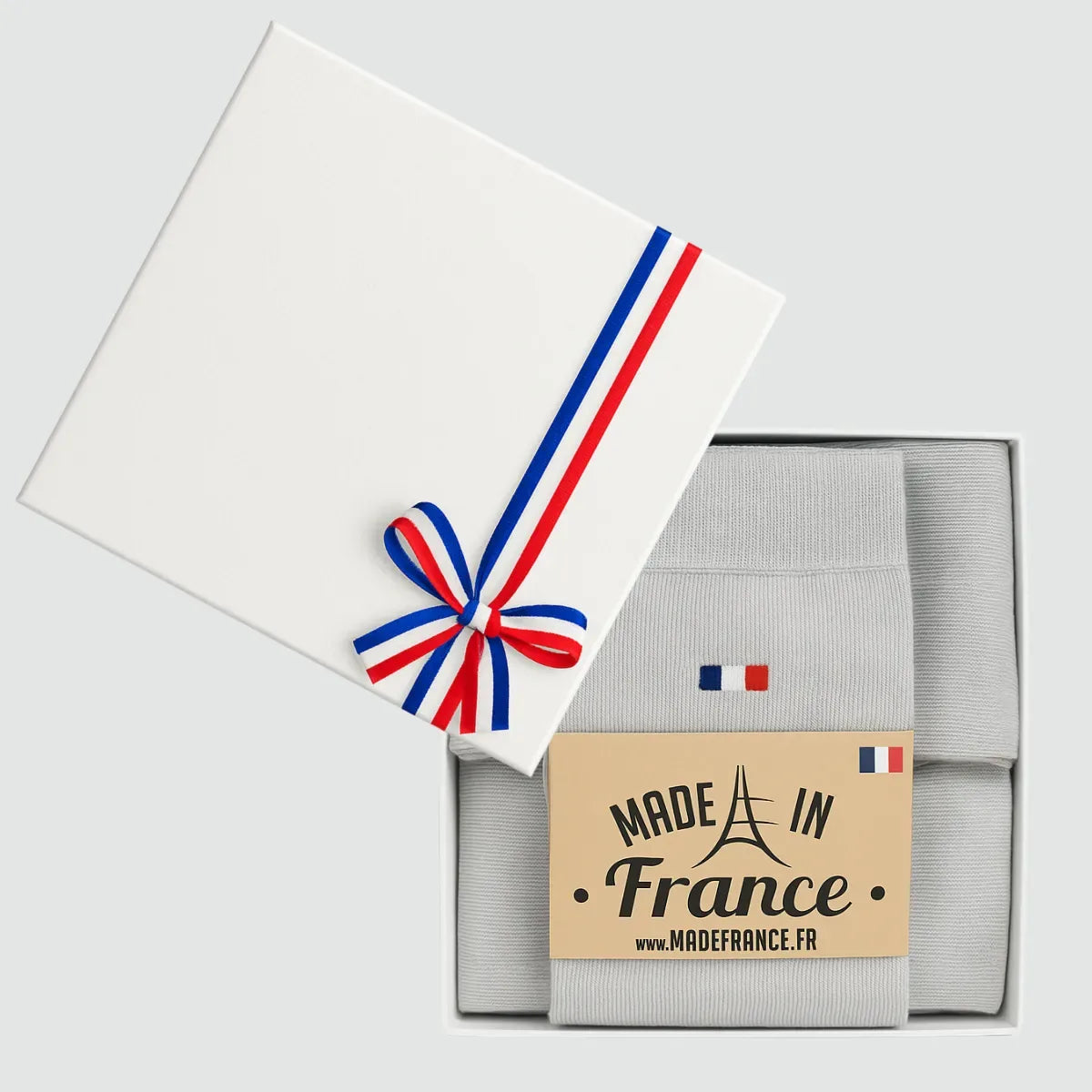 Coffret cadeau ouvert avec 3 paires de chaussettes homme gris clair, bandeau Made in France et ruban tricolore