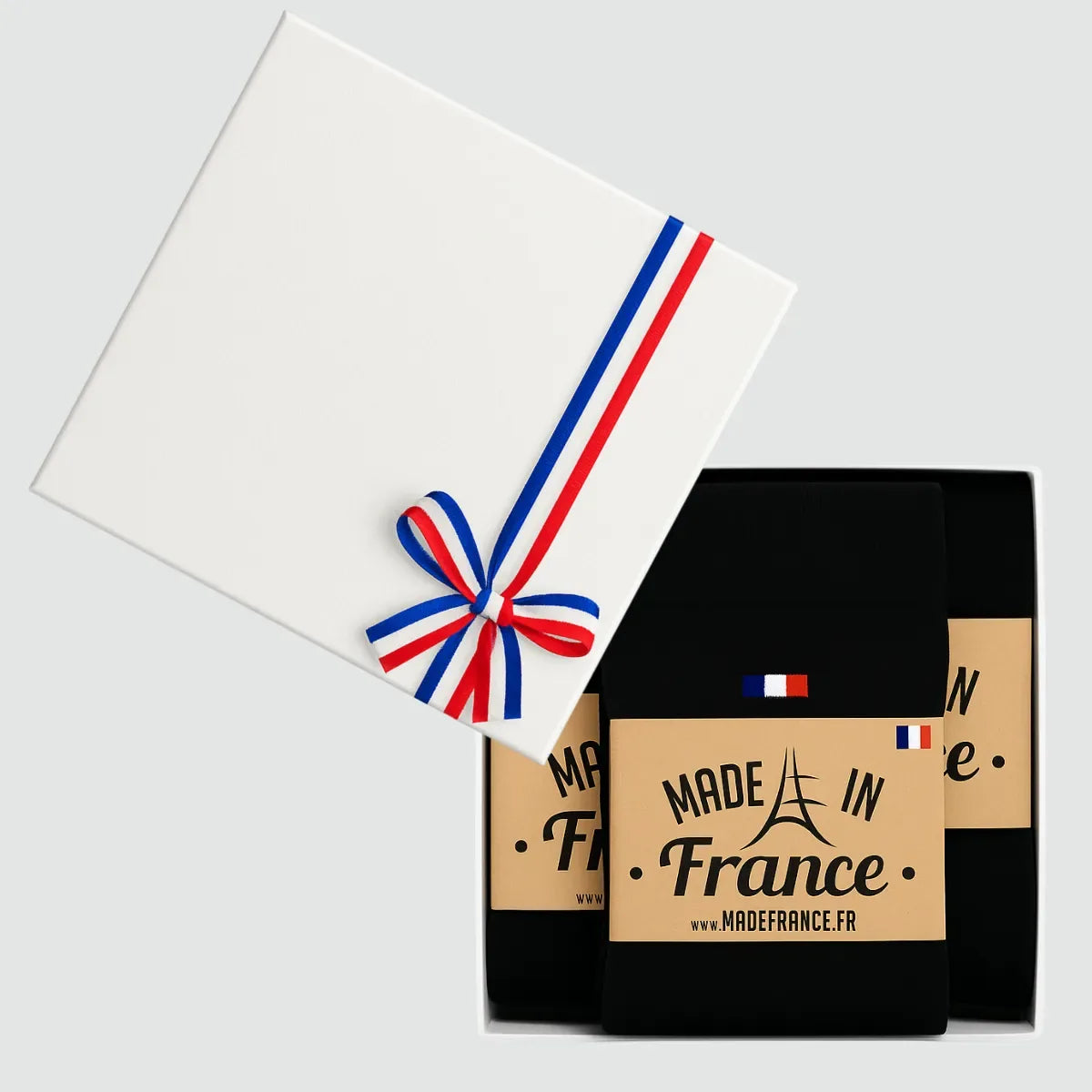 Coffret cadeau ouvert avec 3 paires de chaussettes homme noires, bandeau Made in France et ruban tricolore