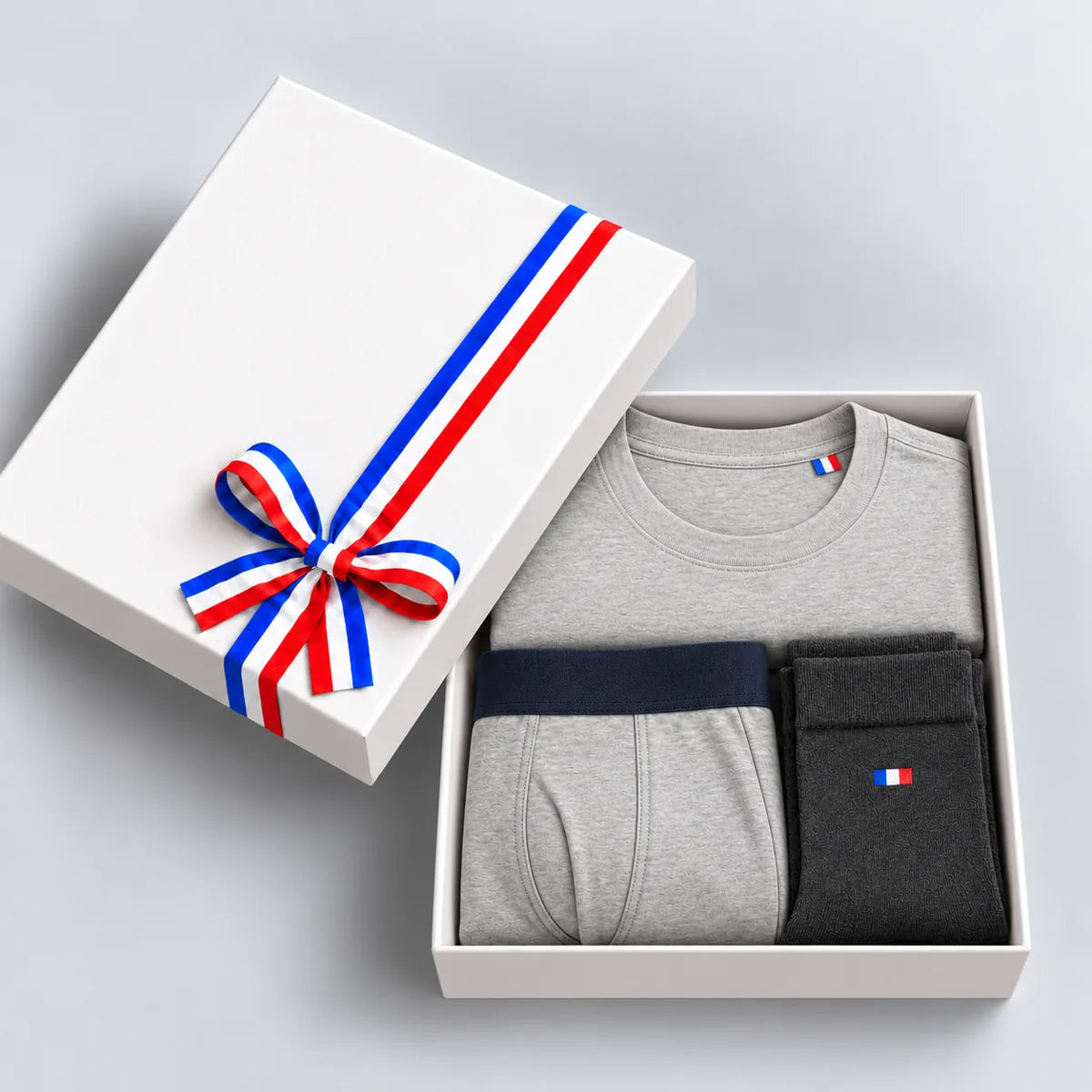 Coffret cadeau homme ouvert : t-shirt et boxer gris clair chiné à ceinture bleu marine, chaussettes gris anthracite