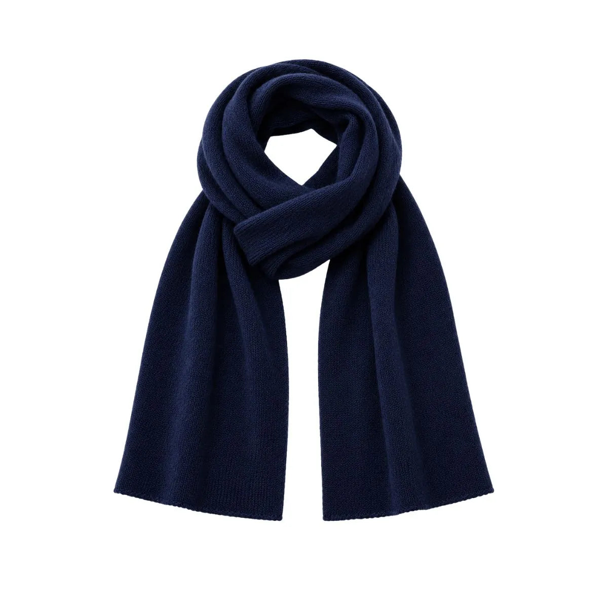 Écharpe en cachemire bleu marine pour femme, pliée et drapée sur fond blanc