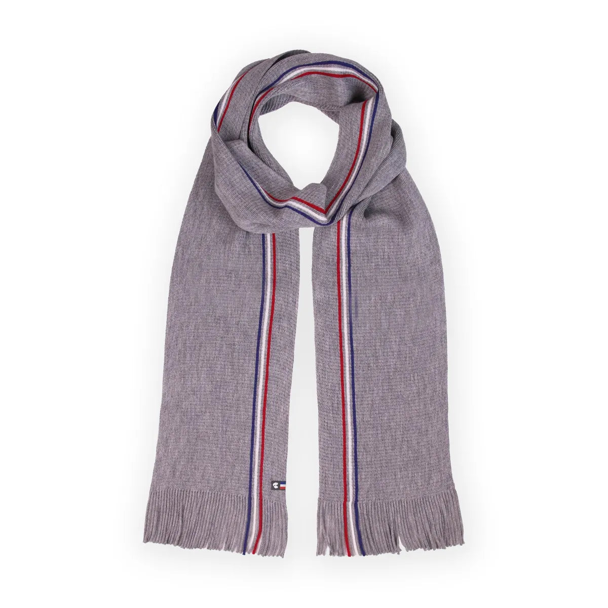 Écharpe homme gris chiné à fines rayures bleu, blanc, rouge et franges, posée à plat avec son étiquette tricolore