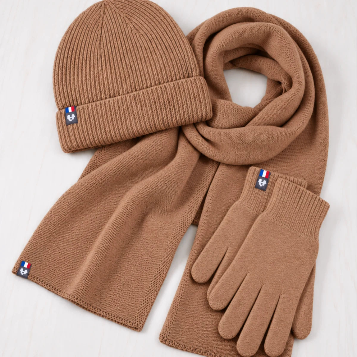 Bonnet à revers, écharpe et gants tactiles en laine mérinos camel posés à plat, ensemble femme fabriqué en France