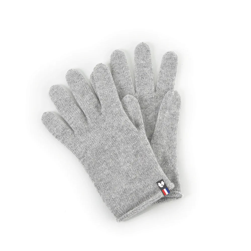 Paire de gants tactiles en cachemire gris pour femme, avec étiquette tricolore, posée à plat