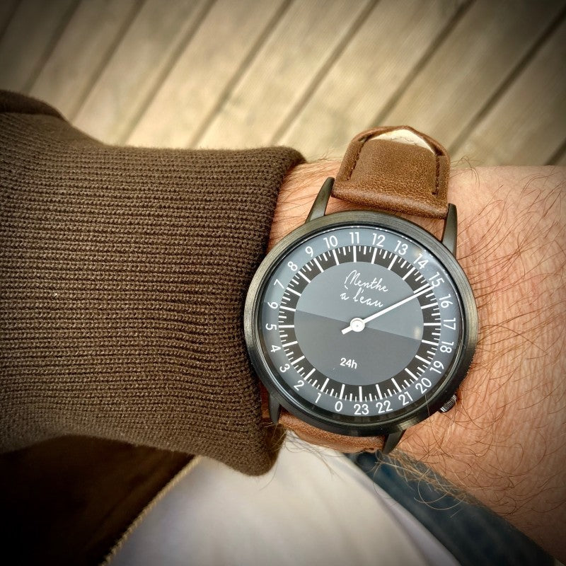 Montre bracelet cuir homme en marron fond noir