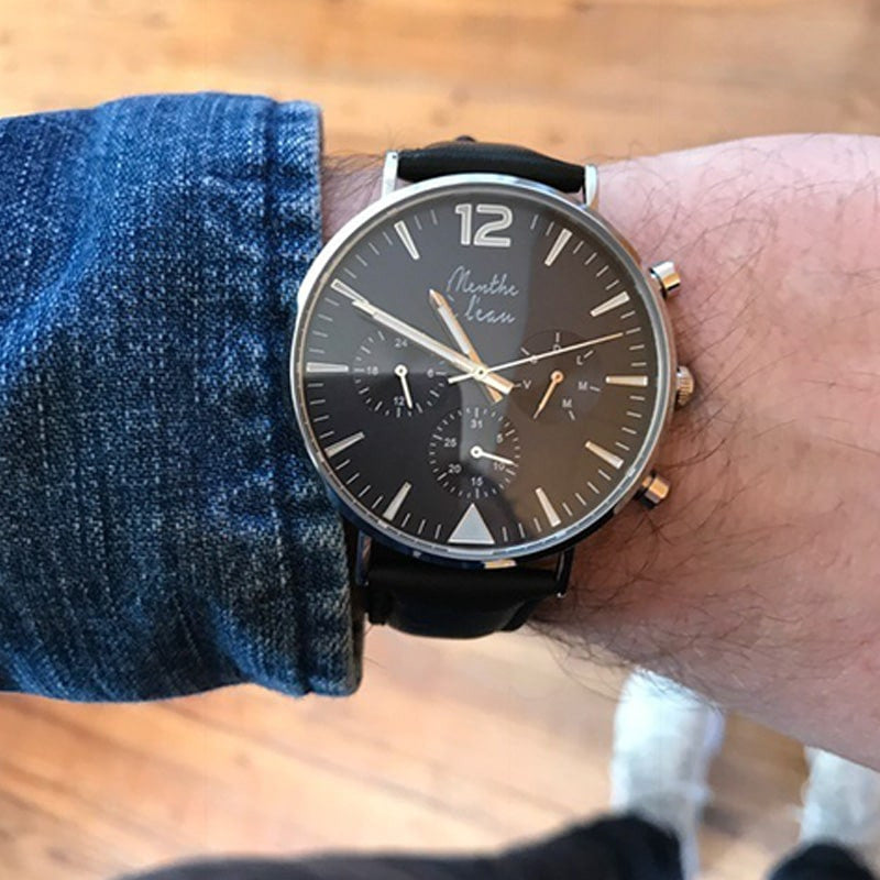 Montre bracelet cuir homme en Noir fond bleu