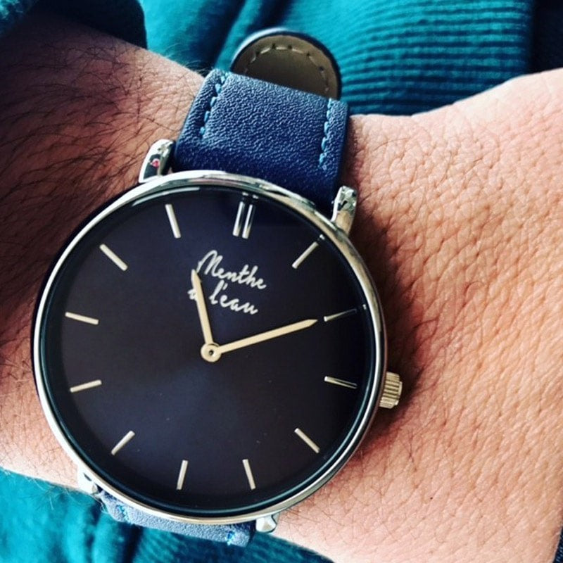 Montre bracelet cuir homme en bleu fond bleu