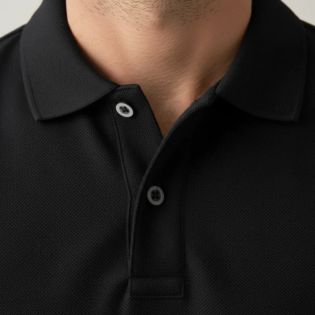 POLO HOMME NOIR VUE DU COL AVEC DEUX BOUTONS