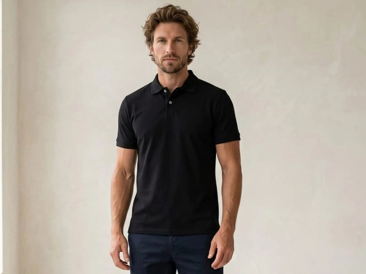 polo homme noir vue de face avec deux boutons et bords cote au manche