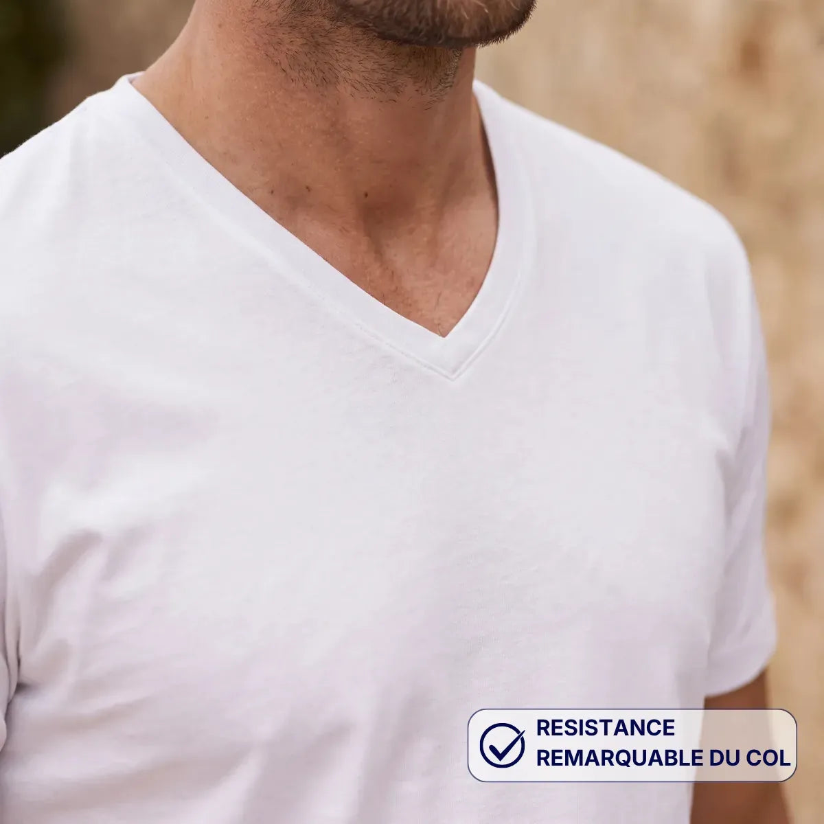 Gros plan du col V du t-shirt blanc homme et de ses surpiqûres