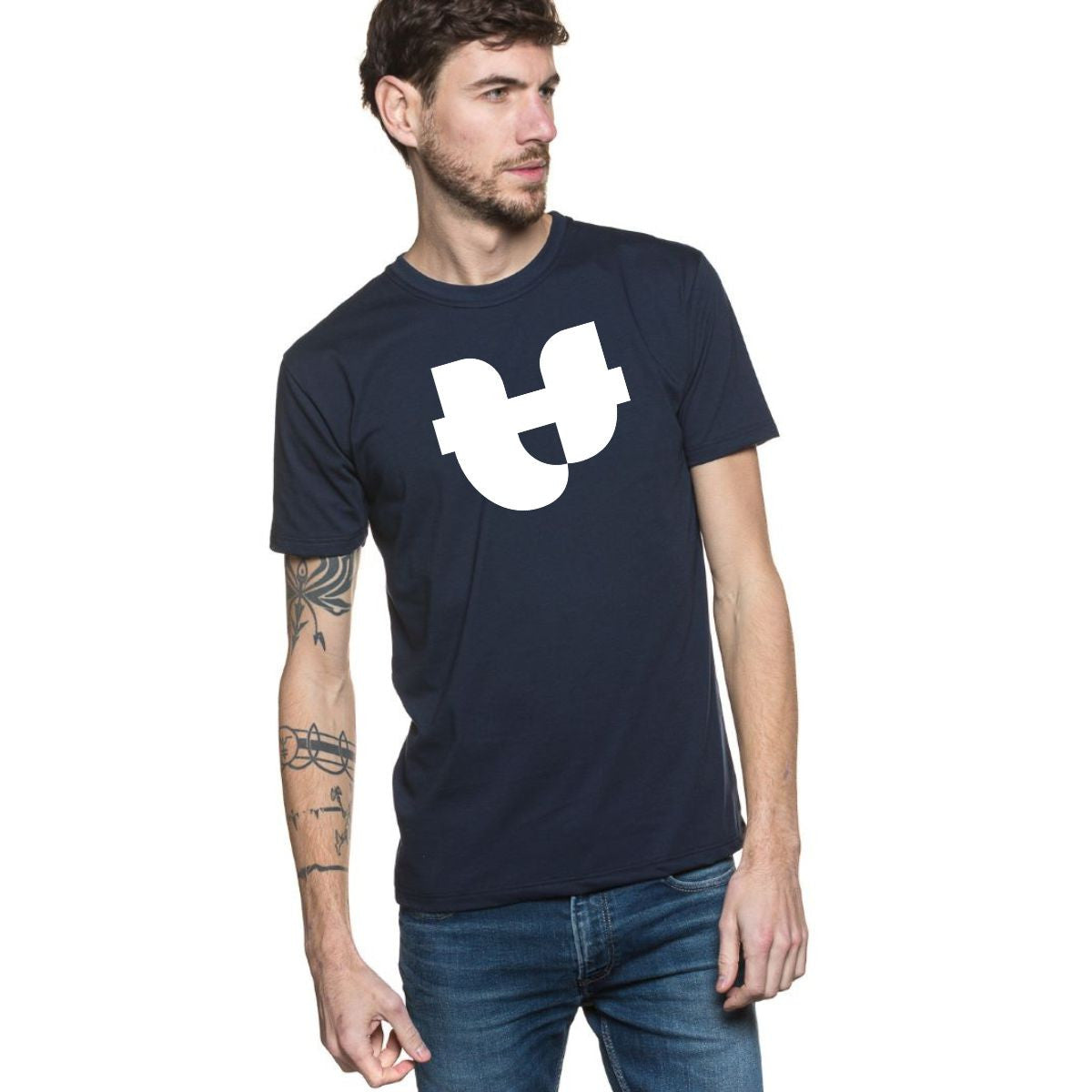 T-shirt bleu homme en coton bio avec des bords côtes et col rond