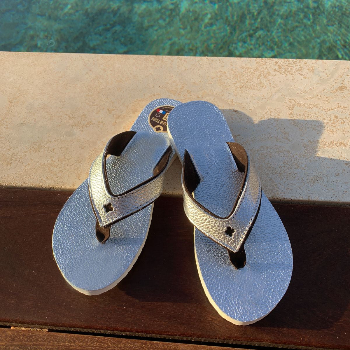 Tong en cuir argent