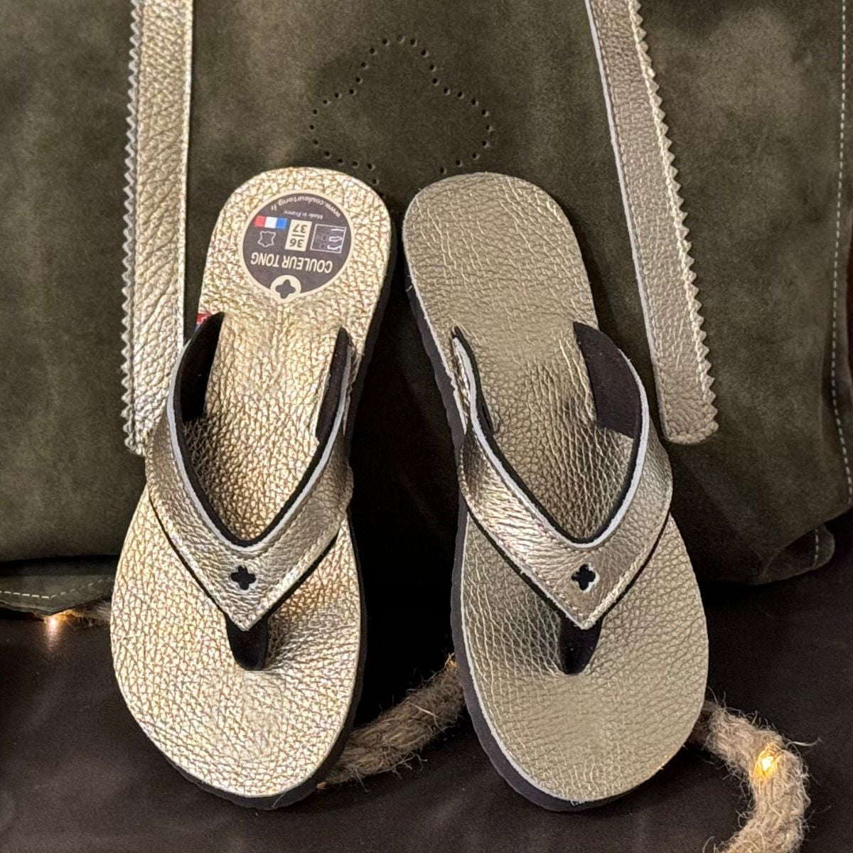 Tong en cuir or