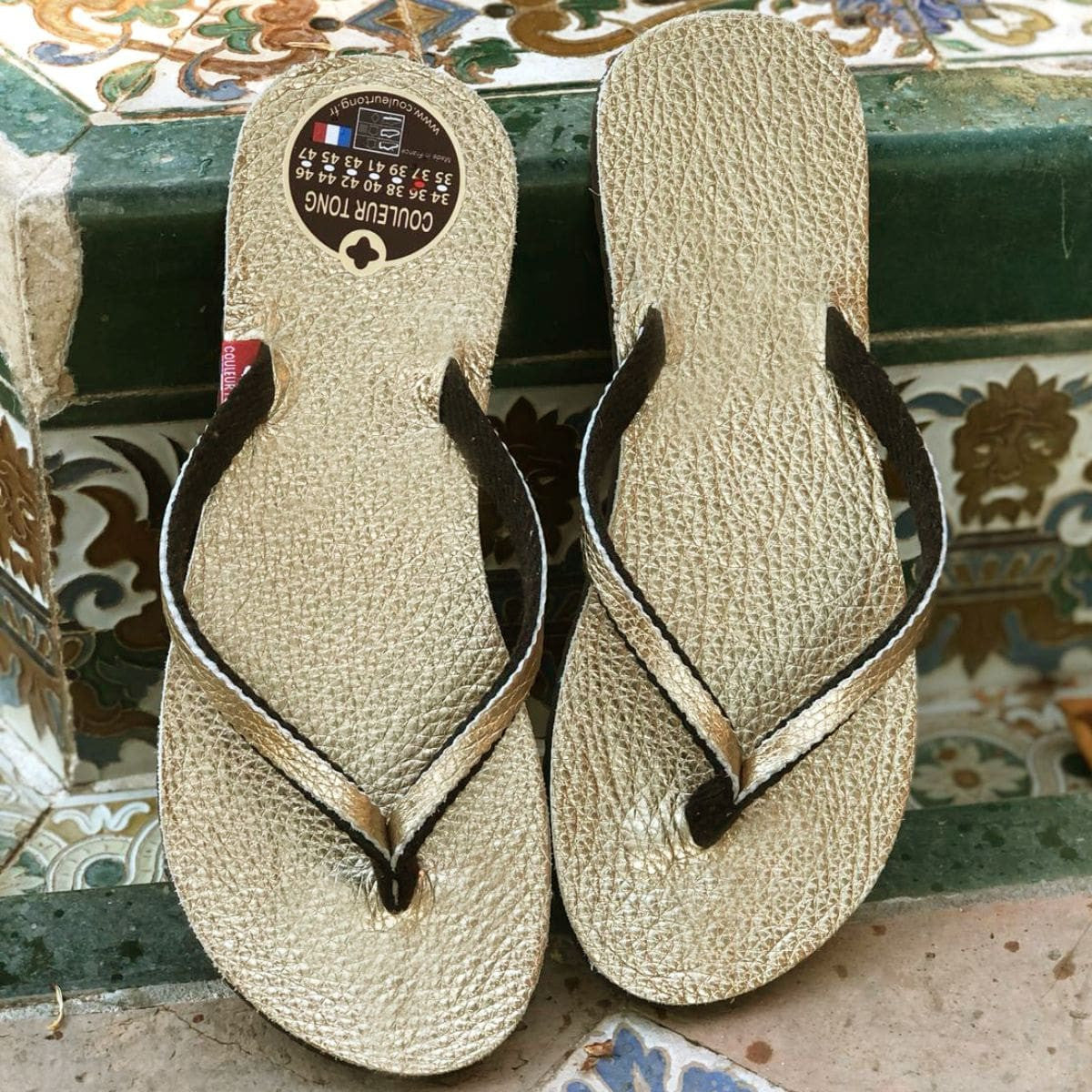 Tong en cuir doré